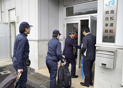 �ʐ^�FJR�l�������^�]���ɓ���S�����̒�������